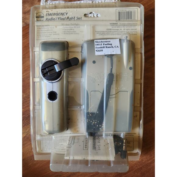 Innovage Outdoors Emergency Radio Flashlight Set 2006 WORKS - Picture 3 of 4